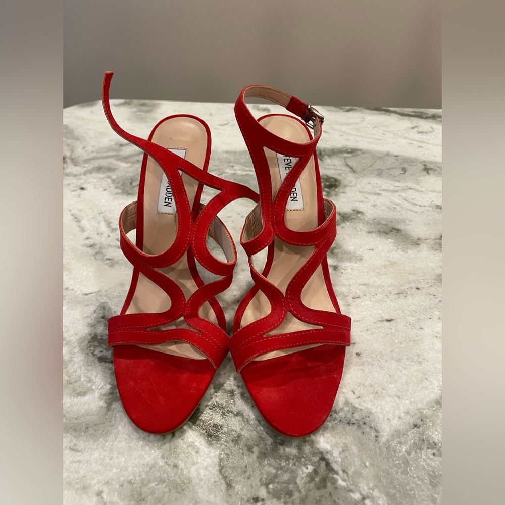NWOT STEVE MADDEN CUT OUT OPEN-TOED HEELS